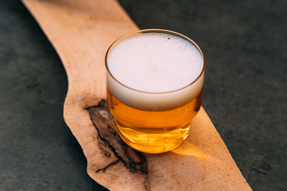 Belgian beer guide Brussels — beautifully lit glass of amber Belgian beer on wooden table