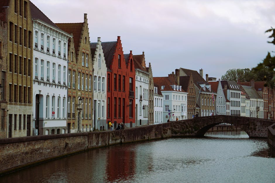Sainte-Catherine Brussels guide — best picturesque view of historic canal houses and bridge in Brussels
