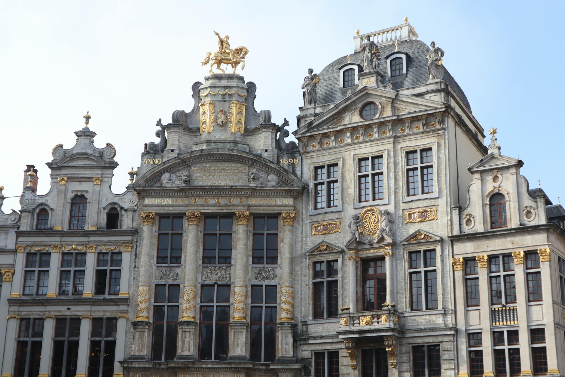 Cobblestone streets and historic buildings in Brussels old town