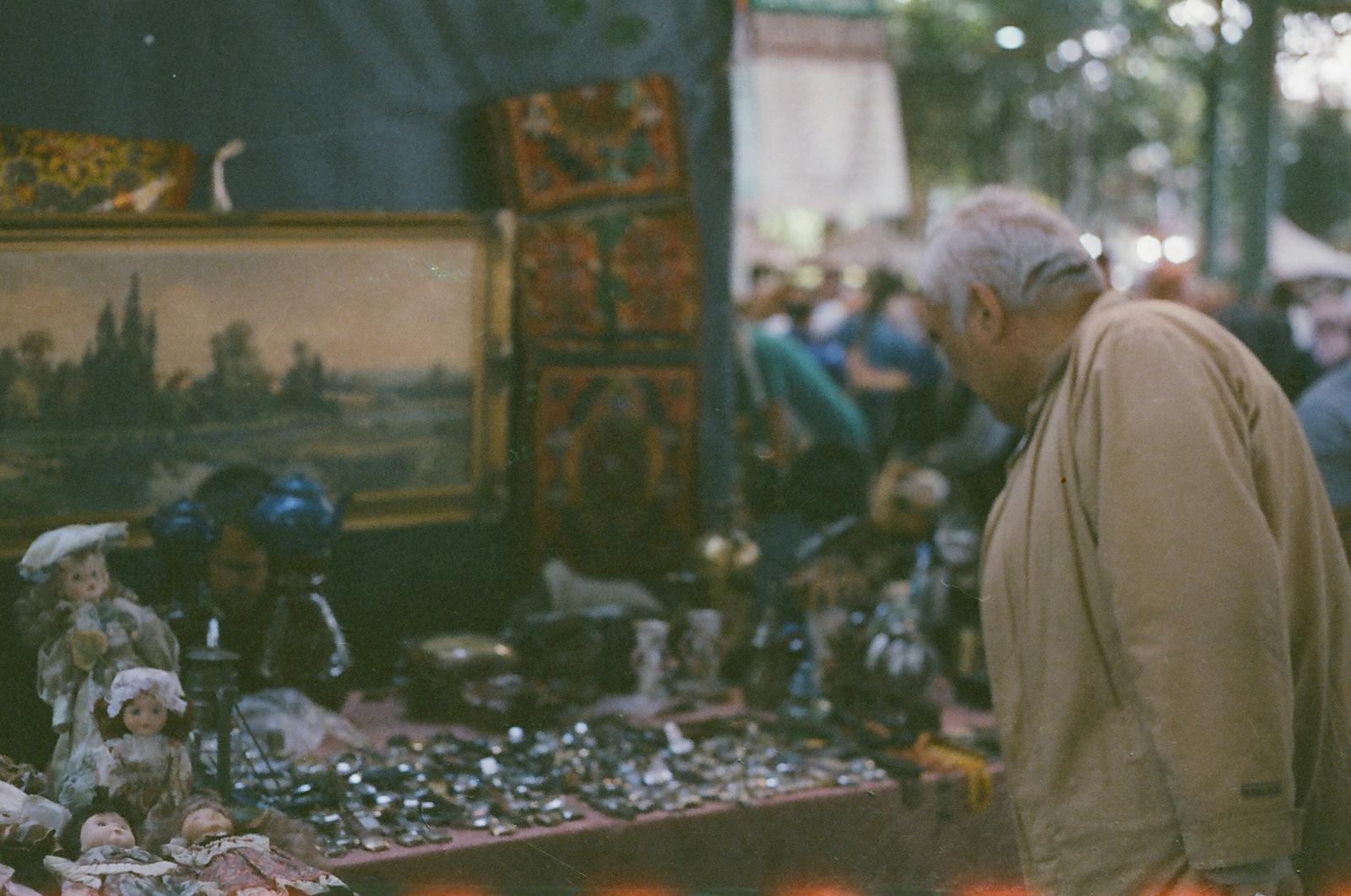 Brussels flea markets guide — best market stall with vendor displaying vintage goods and Brussels shoppers browsing