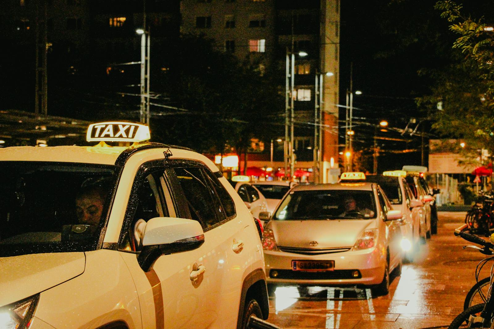 Brussels taxi guide — best taxi rank at urban station with cars waiting in line at city centre
