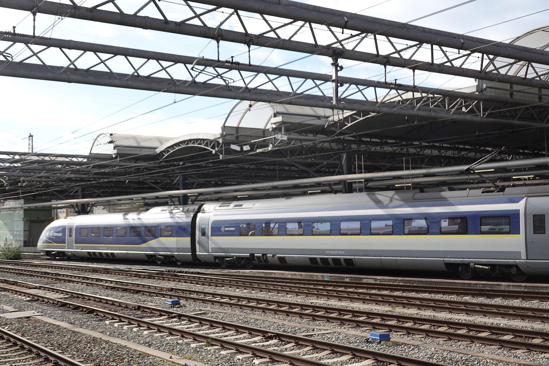 A Eurostar high-speed train standing under the roof at Brussels-Midi station